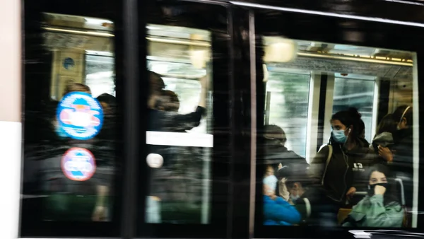 Defocused zicht van mensen silhouetten in de tram dragen beschermende maskers — Stockfoto