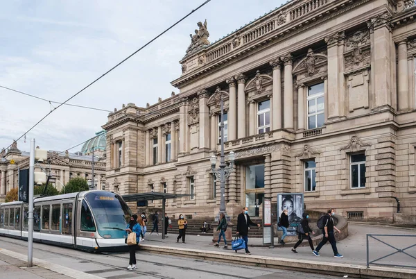 Teatro Nazionale di Strasburgo edificio con partenza arrivo tram — Foto Stock