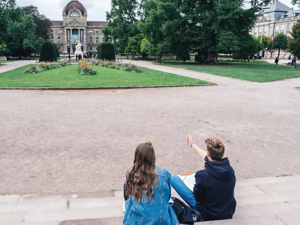 Young couple drawing the iconic Palais du Rhin — Stock Photo, Image