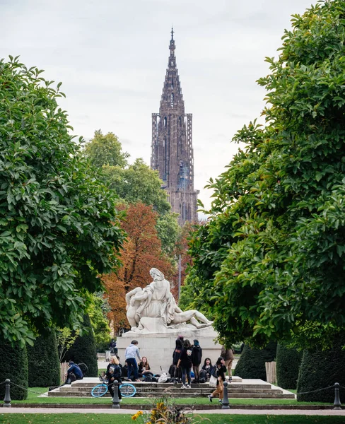 : Jóvenes en la emblemática estatua frente al Palais du Rhin — Foto de Stock