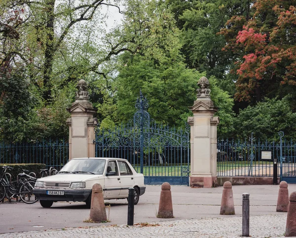 Vintage Peugeot car parked in front of beautiful gate — Stock Photo, Image