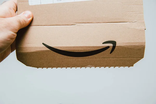 POV Hombre mano sosteniendo Amazon Prime paquete de cartón — Foto de Stock