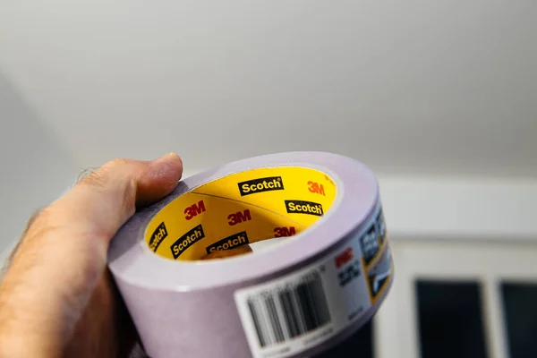 Nieuw Scotch Professional Masking tape 2071 in mannelijke handen — Stockfoto