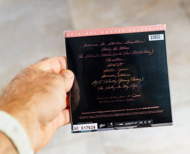 Paris, Fransa - 4 Ağustos 2025: Michael Jackson Thriller SACD Mobil Fidelity sürümünün arka kapağı şarkı listesi, logolar ve el ele tutuşmalar