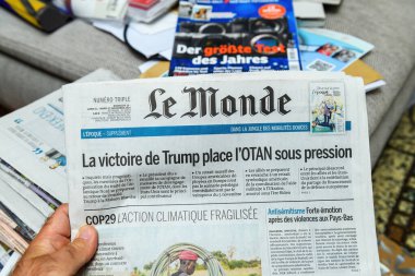 Paris, Fransa - 4 Ağustos 2025: Le Monde gazetesinin ön sayfasında Trump seçim zaferi başlığı ve Kasım 'da NATO' nun baskısı hakkındaki endişeler yer alıyor