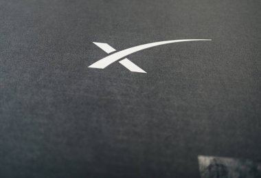 Paris, Fransa - 10 Mart 2024: Karanlık yüzeyde SpaceX logosunun yer aldığı Starlink ürün kutusu, markalaşma tasarımını vurgulamak için yukarıdan çekildi.