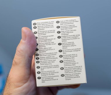 Paris, Fransa - 21 Mayıs 2024: IKEA akıllı ampul paketi IKEA akıllı ışıklandırma ürünleri ile uyumluluk hakkında çok dilli metinler göstermektedir.
