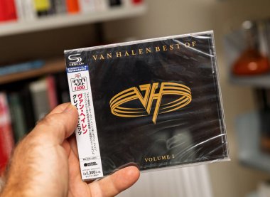 Paris, Fransa - 13 Ağustos 2025: Japonya 'dan Van Halen' ın En İyi Cildi 'nin ön kapağı SHM-CD baskısı, elinde siyah ve altın logo tasarımıyla koruyucu ambalajda fotoğraflandı.