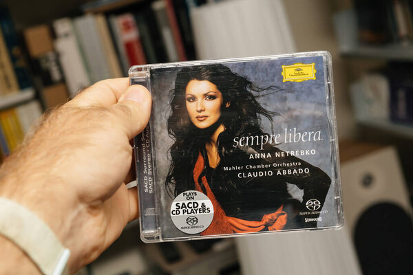 Мюнхен, Германия - 9 августа 2025 года: Фронтальная обложка Anna Netrebko Sempre Libera SACD с портретом и логотипом Deutsche Grammophon, держащимся в руках, сфотографирована в аудитории.