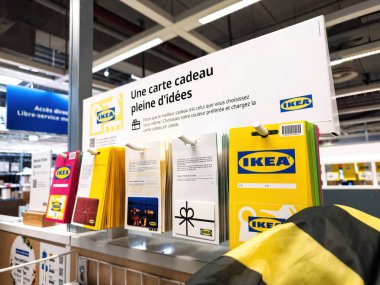 Paris, Fransa - 18 Haziran 2025: Paris mağazasının içinde sergilenen renkli IKEA hediye kartları, üzerinde stil ve rengine göre düzenlenmiş Fransızca levhalar var.