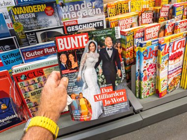 Trier, Almanya - 3 Temmuz 2025: Jeff Bezos ve Lauren Sanchez ile birlikte diğer dergilerle birlikte Alman basın büfesinde yapılan Bunte dergisinin yakın çekimi.