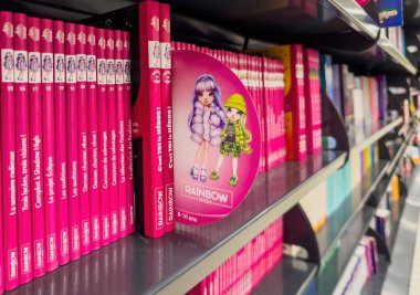 Paris, Fransa - 8 Ağustos 2025: Gökkuşağı Lisesi çizgi romanları genç okurlar için parlak pembe örtüler içinde bir mağaza rafında sergilenmektedir.