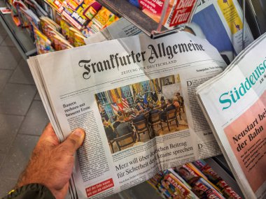 Frankfurt, Almanya - 20 Ağustos 2025: Alman gazetesinin ön sayfasında Oval Ofis 'te Trump ve Macron Almanya' nın Ukrayna 'ya olan güvenlik desteğini tartışıyor