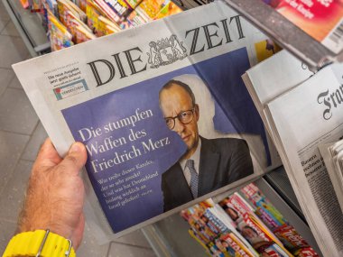 Frankfurt, Almanya - 20 Ağustos 2025: Alman gazetesi Friedrich Merz 'i ilgi odağı yaptı, CDU başkanı olarak liderliğini sorguladı ve Almanya' nın İsrail 'e silah ihracatı konusundaki tutumuyla ilgili endişelerini dile getirdi