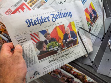 Frankfurt, Almanya - 20 Ağustos 2025: Mittelbadische Presse Kehler Zeitung, uluslararası kamuoyunun diplomatik sonuçlara yönelmesiyle Trump 'ın Macron ile gelecekte bir zirve sözü verdiğinin altını çizdi