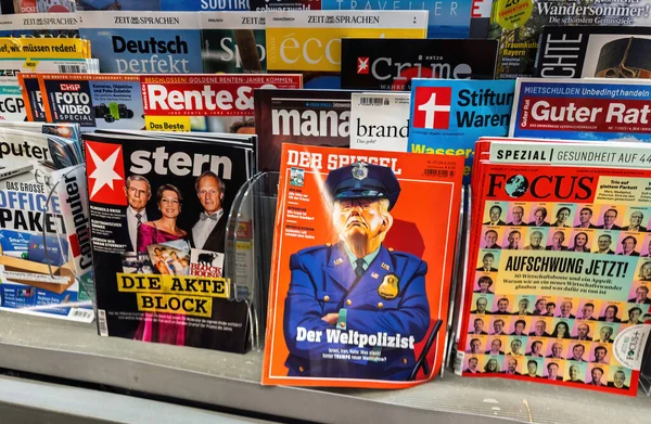 Trier, Almanya - 3 Temmuz 2025: Stern dergisi Die Akte Block ve Der Spiegel Trump ile Alman büfesi Focus ve diğer basın başlıkları.