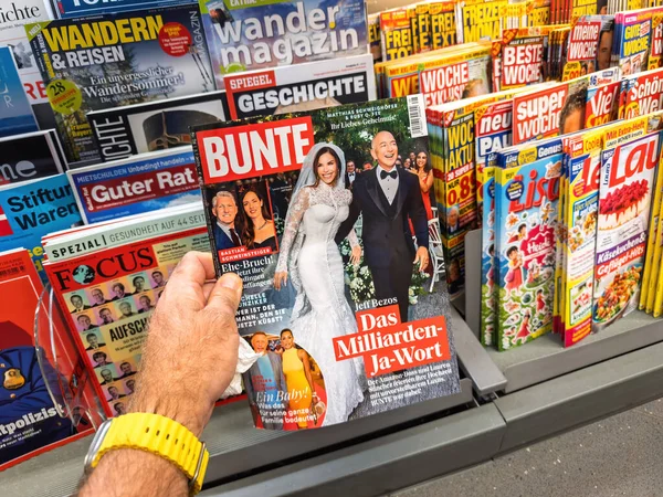 Trier, Almanya - 3 Temmuz 2025: Bunte dergisinde Jeff Bezos 'un diğer basın yayınları arasında düğün kapağını gösteren Alman büfesi sergisi.