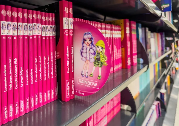 Paris, Fransa - 8 Ağustos 2025: Gökkuşağı Lisesi çizgi romanları genç okurlar için parlak pembe örtüler içinde bir mağaza rafında sergilenmektedir.
