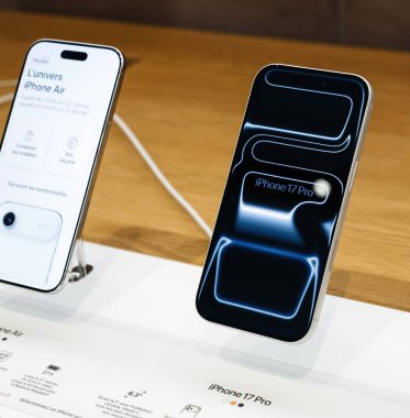 Paris, Fransa - Sep 19, 2025: Apple iPhone 17 Pro, bir Apple Store 'da kahramanlık modeli olarak sergileniyor, parlak tasarımı ve premium sunumunu ön plana çıkarıyor.