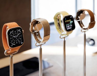 Paris, Fransa - Sep 19, 2025: Apple Watch Ultra 3 ünitesi, farklı kayışlara sahip bir Apple Store 'daki stantlarda sergileniyor ve sağlık ve zaman fonksiyonlarını ön plana çıkaran yüzleri izliyor.