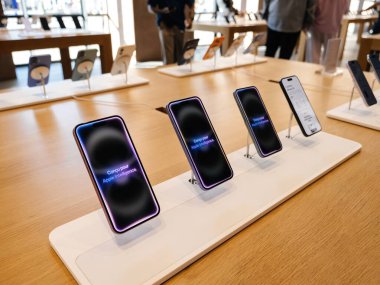 Paris, Fransa - Sep 19, 2025: Apple Store 'da birden fazla iPhone 16 Plus ünitesi sergilendi, Apple Intelligence için tasarlanmış mesaj içeren ekranlarda yapay zeka entegrasyonu vurgulandı.