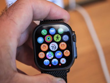 Paris, Fransa - Sep 19, 2025: Elde tutulan yeni Apple Watch Ultra 3 'ün renkli uygulama ızgara arayüzünü ekranda uygunluk, navigasyon ve iletişim uygulamalarıyla gösteren yakın çekimi.