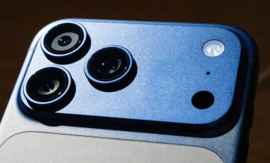 Paris, Fransa - Sep 19, 2025: Yeni Apple iPhone 17 Pro Maksimum metalik mavi renkte, detaylı arka kamera sistemi ve premium akıllı telefon tasarımlı flaş modülü.