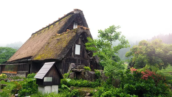 雨の日 日本の古いビンテージ スタイルの家の白川郷村 — ストック写真