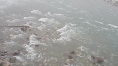 Shogawa Nehri yağmurlu günde Shirakawa-go köyü yakınındaki ve fırtına ve Atari Köprüsü'nde çekilmiş fotoğraf ile güçlü dalga var..