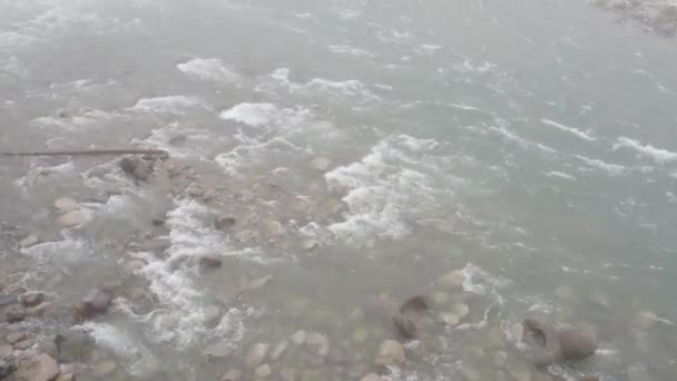 庄川白川村付近の雨の日 嵐とアタリ橋で撮影した写真の強力な波 — ストック動画