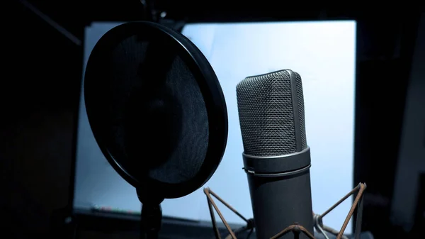 Mikrofon Ile Pop Filtre Şok Dağı Titreşim Stand Tripod Müzik — Stok fotoğraf