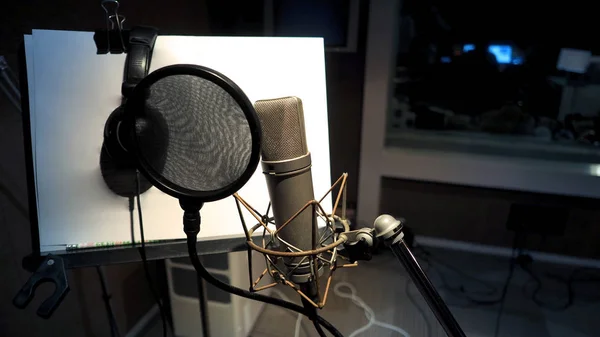 Mikrofon Ile Pop Filtre Şok Dağı Titreşim Stand Tripod Müzik — Stok fotoğraf