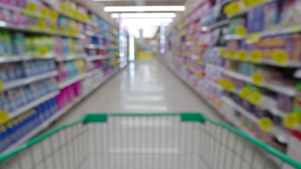 模糊视频的空超市车前进在商店购买一些商品和产品在左手和右手货架上 — 图库视频影像