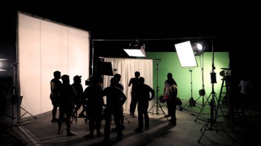 Tv ticari film film veya video üretim için chroma anahtar Yöntem büyük Studio yeşil ekran ayarlama hangi mürettebat takım ve kamera adam çekim sahne arkası.