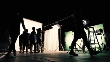 Tv ticari film film veya video üretim için chroma anahtar Yöntem büyük Studio yeşil ekran ayarlama hangi mürettebat takım ve kamera adam çekim sahne arkası.