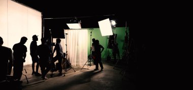 Tv ticari film film veya video üretim için chroma anahtar Yöntem büyük Studio yeşil ekran ayarlama hangi mürettebat takım ve kamera adam çekim sahne arkası.