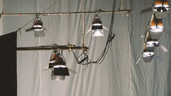 Grandes Holofotes Equipamentos Iluminação Para Produção Filmes Vdo Estúdio — Fotografia de Stock