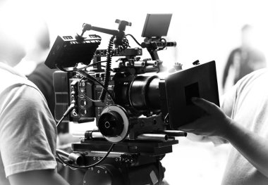 Çekim film ya da video üretim mürettebat takım ve süper ultra yüksek çözünürlüklü dijital fotoğraf makinesi tripod ve stüdyo ve siyah ve beyaz stillerinde ayarla aydınlatma gibi profesyonel ekipman tarafından filme.