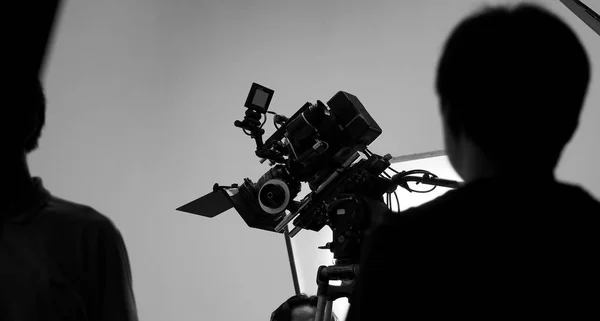 电影拍摄或视频拍摄制作的船员团队和专业设备 如超级超高清数码相机与三脚架和照明设置演播室和黑白风格 — 图库照片