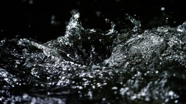 Splash sağlıklı içecek veya köpüklü su sıvı temiz ve saf doğal tazeliğini temsil siyah arka plan rengi üzerinde su 