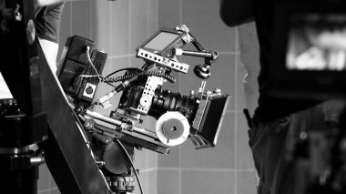 Yüksek çözünürlüklü dijital video kameranın görüş açısı hangi kayıt veya tv ticari üretim pan tilt üst karakter kümesiyle açık konumu ve film ekibi takım'deki profesyonel baş tripod üzerinde çekim geri.