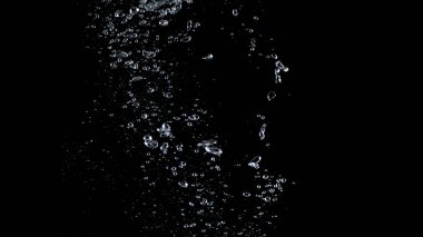 Yakın çekim görüntüleri soda için yapmak o çok küçük kabarcıklar su sıçramasına su canlandırıcı ve siyah arka plan gibi hissediyorum 