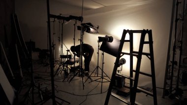 Studio büyük softbox karşıyageldiklerinde reflektör şemsiye ve sehpa ile fazla 1000 watt kullanım birçok Led ışık fotoğraf film ya da video film yapım gibi ticari işler için kurulum aydınlatma. 
