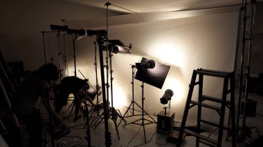 Studio büyük softbox karşıyageldiklerinde reflektör şemsiye ve sehpa ile fazla 1000 watt kullanım birçok Led ışık fotoğraf film ya da video film yapım gibi ticari işler için kurulum aydınlatma. 