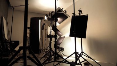Studio büyük softbox karşıyageldiklerinde reflektör şemsiye ve sehpa ile fazla 1000 watt kullanım birçok Led ışık fotoğraf film ya da video film yapım gibi ticari işler için kurulum aydınlatma. 