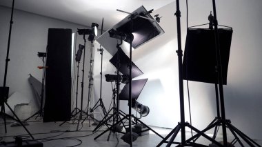 Studio büyük softbox karşıyageldiklerinde reflektör şemsiye ve sehpa ile fazla 1000 watt kullanım birçok Led ışık fotoğraf film ya da video film yapım gibi ticari işler için kurulum aydınlatma. 