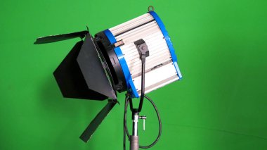 Büyük stüdyo Led projektörler video film ya da fotoğraf film üretim için chroma anahtar Yöntem sonrası laboratuarı süreci ve tripod ve diğerleri gibi profesyonel ekipman için yeşil ekran arka plan ile.