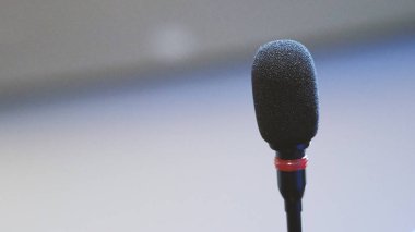 Konferans salonu iş seminer veya organizasyon eğitim ya da çalışma ve ders ve bulanık görüntüleri arka plan konuşma için mini mikrofon hoparlör.