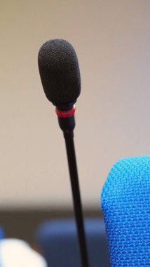 Konferans salonu iş seminer veya organizasyon eğitim ya da çalışma ve ders ve bulanık görüntüleri arka plan konuşma için mini mikrofon hoparlör.