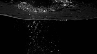 Su soda gelen ferahlık, serinletici temsil yağlı boya etkisi ile siyah arka plan üzerinde yüzen kabarcıklar veya içki ve sıvı güç hava pompası tarafından sıçramasına gazlı.